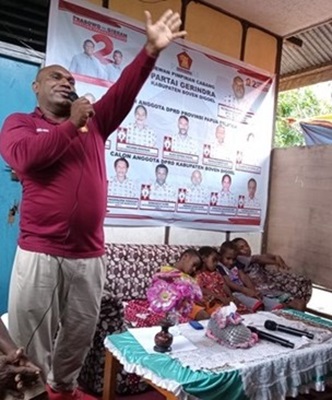 Ketua DPC Partai Gerindra Boven Digoel saat sosialisasi calon anggota DPRD di Getentiri Distrik Jair, Kabupaten Boven Digoel pada Jumat, 26 Januari 2024. Foto Paskalis Keagop.