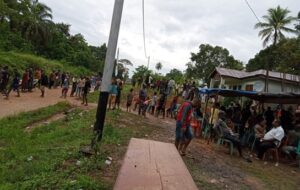Setelah mengikuti sosialisasi Partai Gerindra, massa pulang ke tempat masing-masing di Getentiri Distrik Jair, pada Jumat, 26 Januari 2024. Foto Paskalis Keagop.