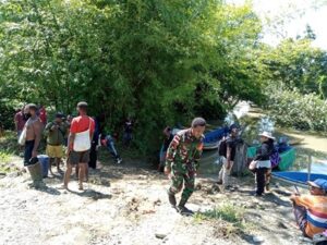 Petugas pelaksana Pemilu 2024 Distrik Kuken saat bersiap mengangkat logistik Pemilu melalui jalur Kali Kao menggunakan perahu jonson dari Woropko menuju Kuken, pada Senin 12 Februari. Untuk menuju pusat Distrik Kuken harus melalui tiga jalur. Yaitu jalur Sungai Digul, jalur jalan darat Arimop dan jalur Kali Kao dengan melintasi medan yang sulit. Foto: Paskalis Keagop/suaraperempuanpapua.com 