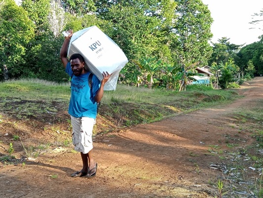 Sabinus Mimguy. Memikul kotak suara Pemilu 2024 dari Distrik Woropko menyeberangi Kali Kalo dengan sampan dan berjalan di tengah hutan belantara hingga tiba di Kampung Wombon pada Selasa, 13 Februari, dan Pemilu dilaksanakan dengan aman dan lancar pada Rabu 14 Febriari. Foto: Paskalis Keagop/suaraperempuanpapua.com