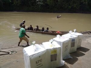 Lima kotak suara dari Kampung Wombon tiba di pinggir Kali Kao pada Sabtu 17 Februari. Masyarakat Wombon yang semula mengancam akan boikot Pemilu 2024. Tapi akhirnya, Pemilu Rabu 14 Februari terlaksana dengan aman, lancar dan sukses. Foto: Paskalis Keagop/suaraperempuanpapua.com